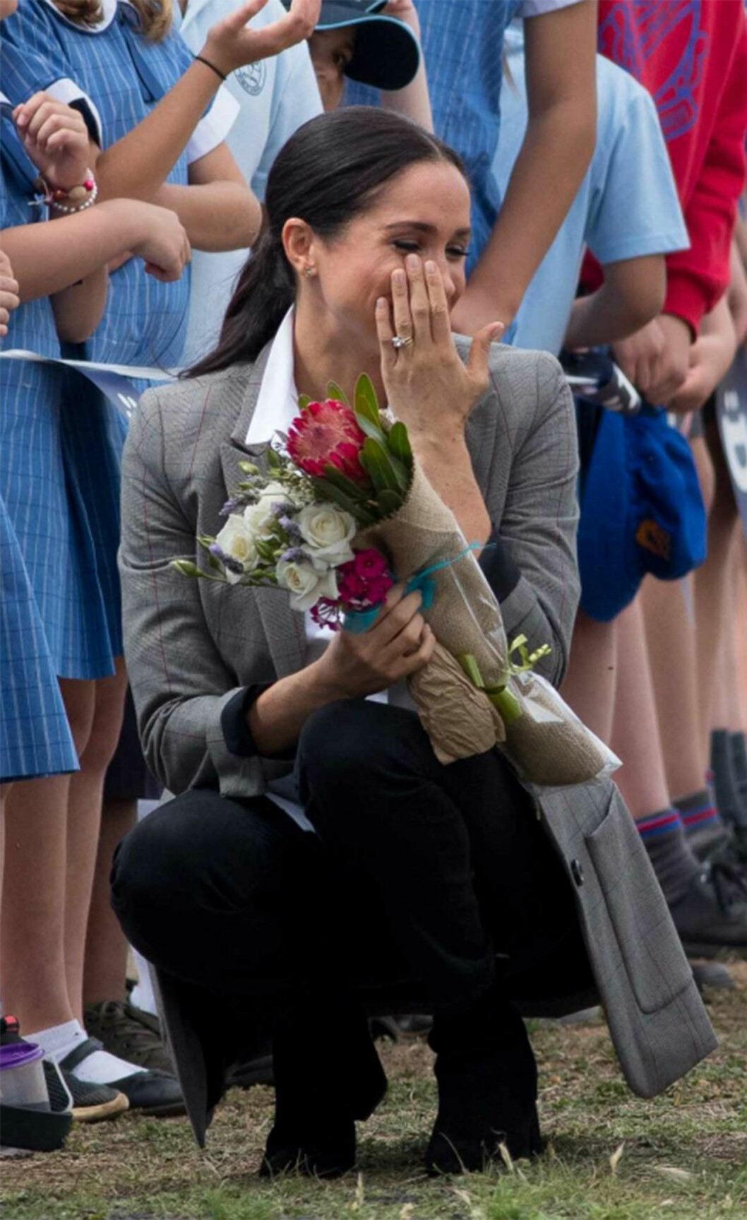 Meghan torkar tårarna.