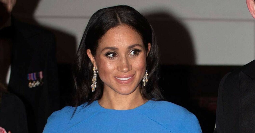 Här bär Meghan Markle de så kontroversiella örhängena. Meghan Markle