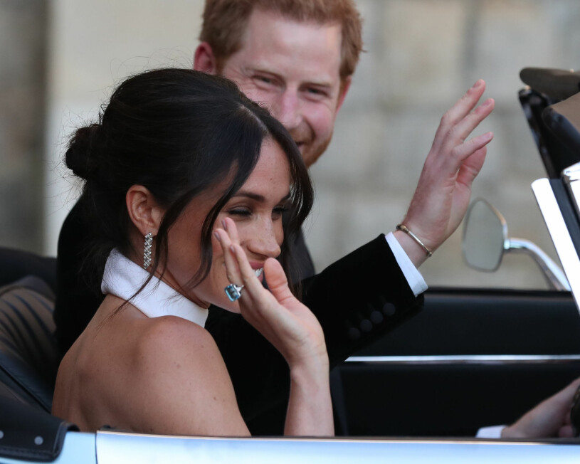2018: Meghan på väg till sin bröllopsfest, klädd i liljevitt från Stella McCartney. Fast det var Dianas ring på hennes högra ringfinger som alla pratade om. Meghan Markle Hertiginnan Meghan Prins Harry Prinsessan Dianas ring