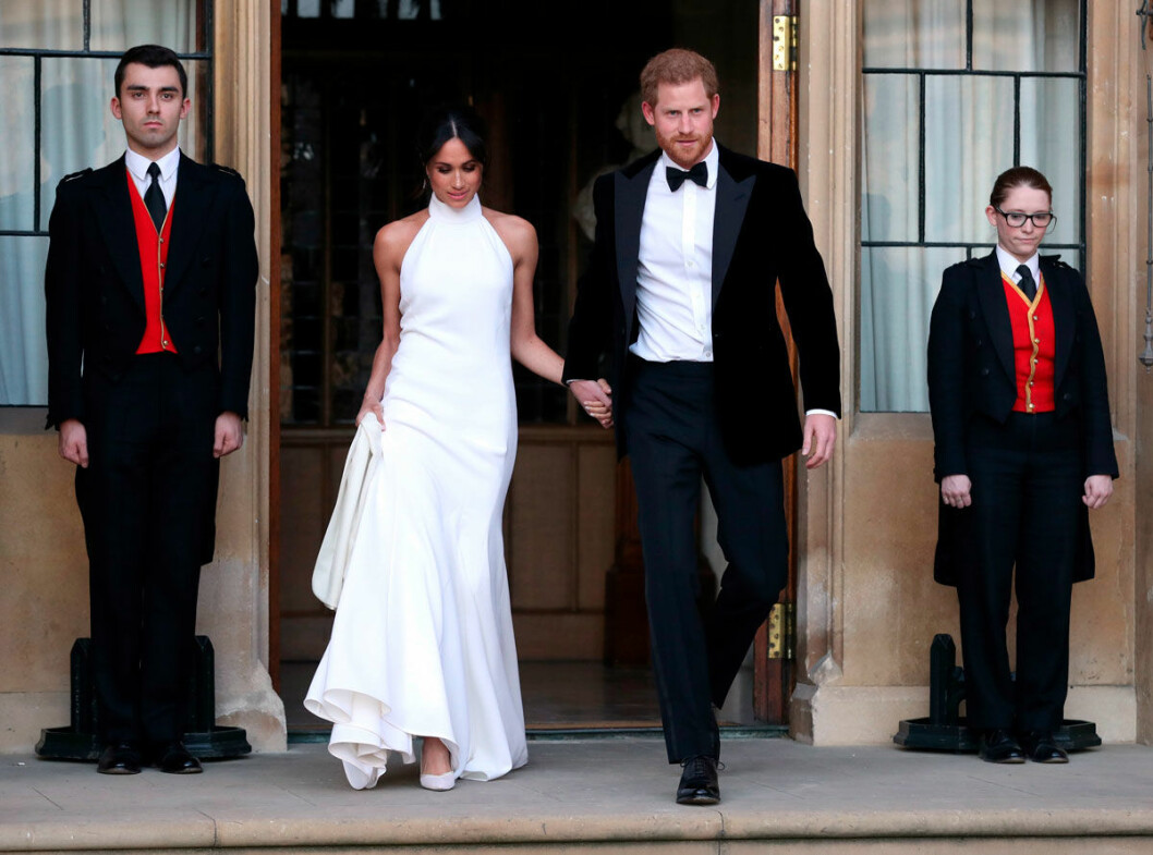 Meghan Markles halterneck-klänning blev väldigt omtalad och omtyckt efter bröllopet. Nu kan fler få chans att glänsa i en likadan! Meghan Markles halterneck-klänning blev populär efter bröllopet.