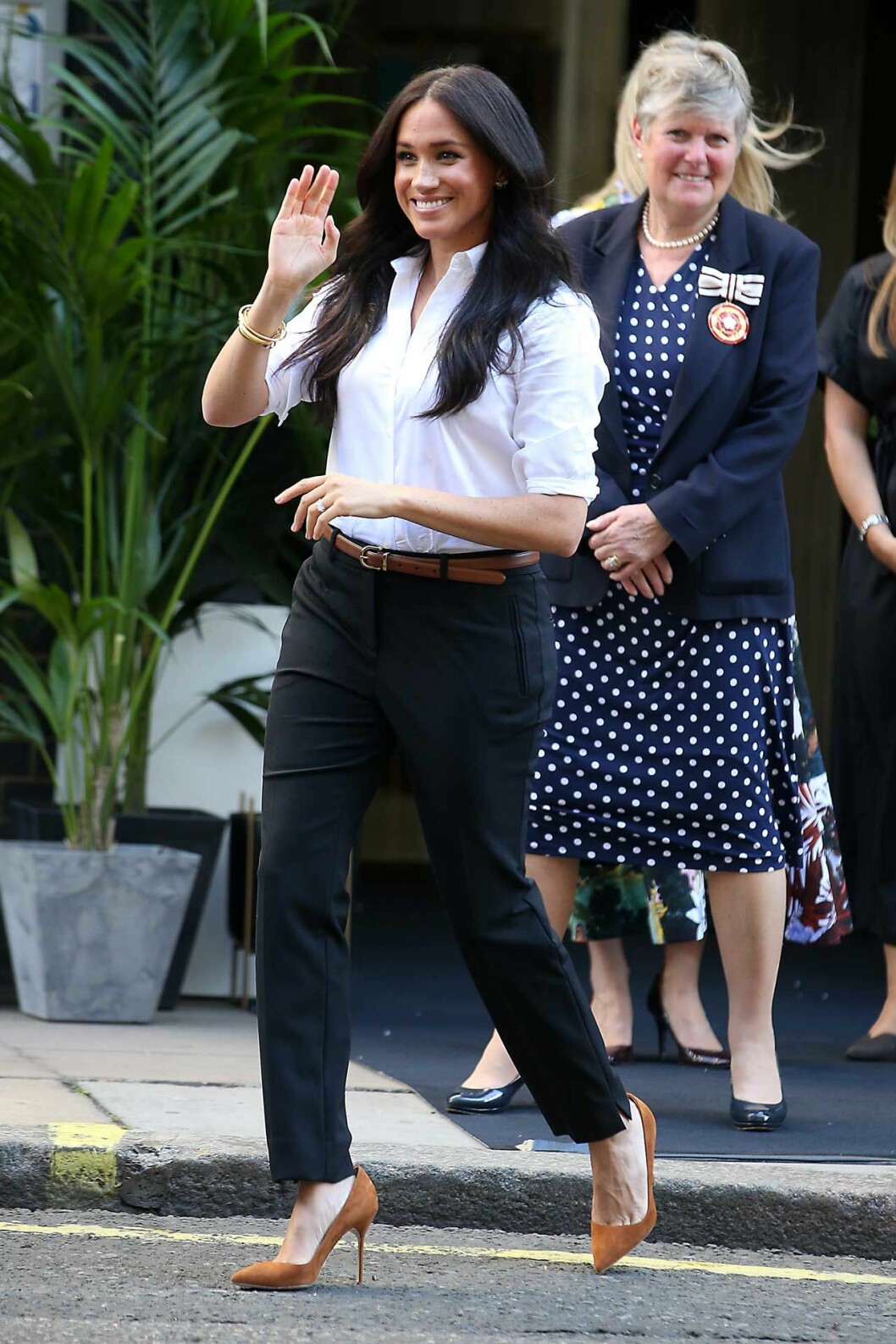 Meghan Markle i London – iförd sin egen kollektion med kontorskläder. Meghan Markle