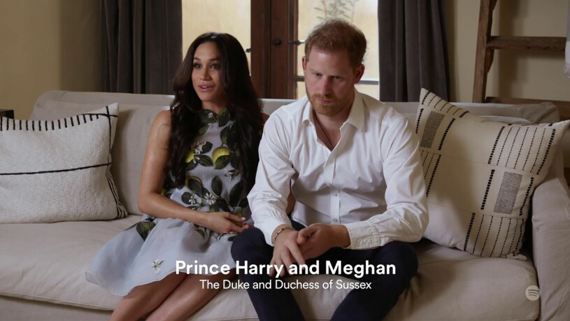 Ute i kylan. Men sina kungliga titlar har de fortfarande kvar, även om de inte får kalla sig Kungliga Högheter i kommersiella sammanhang. Meghan Markle Prins Harry