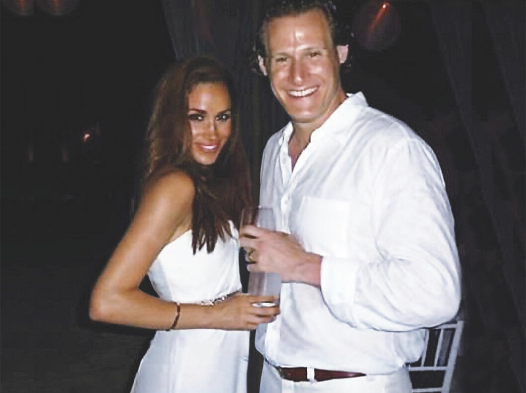 Meghan Markles första bröllop var väldigt informellt och ägde rum på en strand på Jamaica. Hon hade utslaget hår och baraxlad vit klänning med brett silverbälte i midjan, medan brudgummen Trevor Engelson bar en enkel vit skjorta och byxor. Meghan Markles första bröllop