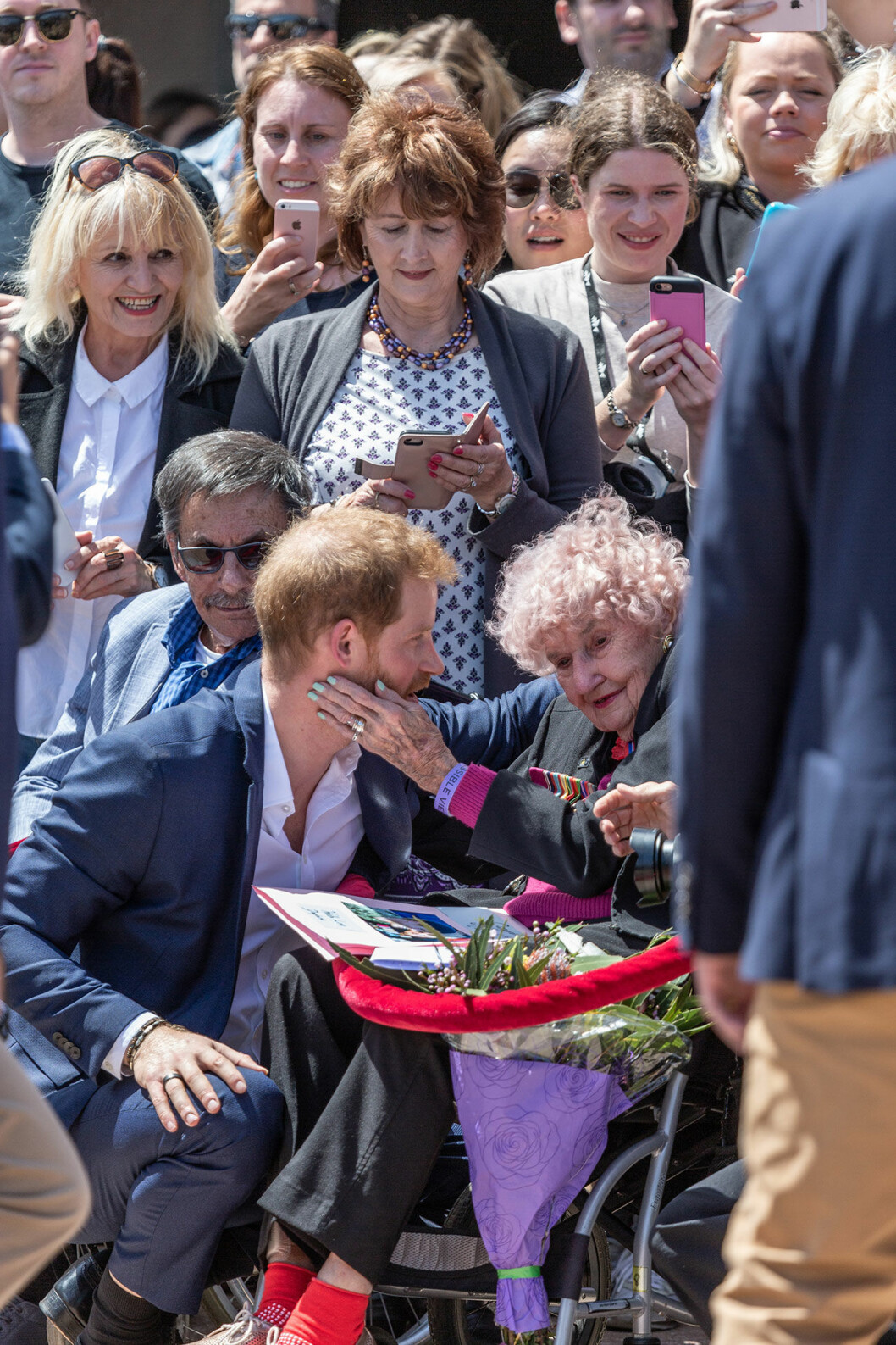 Harry blir klappad på kinden.