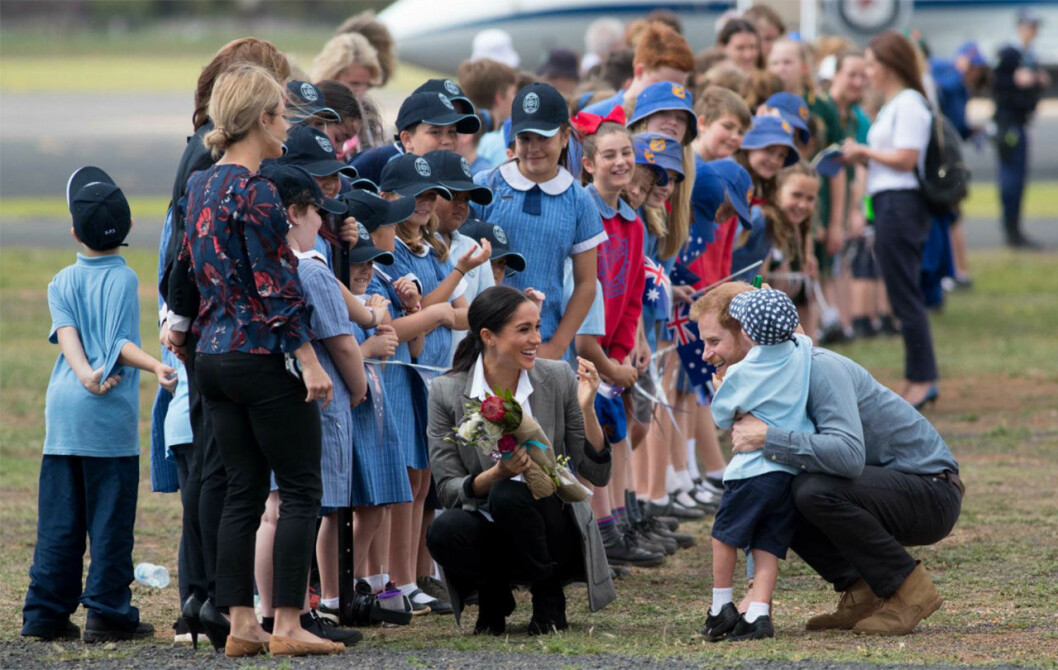 Meghan och Harry fick en kram av en pojke.