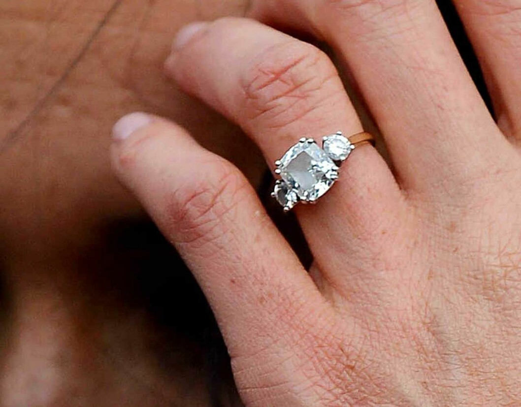 Ringen. Så fint att prinsessan Diana är med på ett hörn. Hertiginnan Meghan Markles förlovningsring.