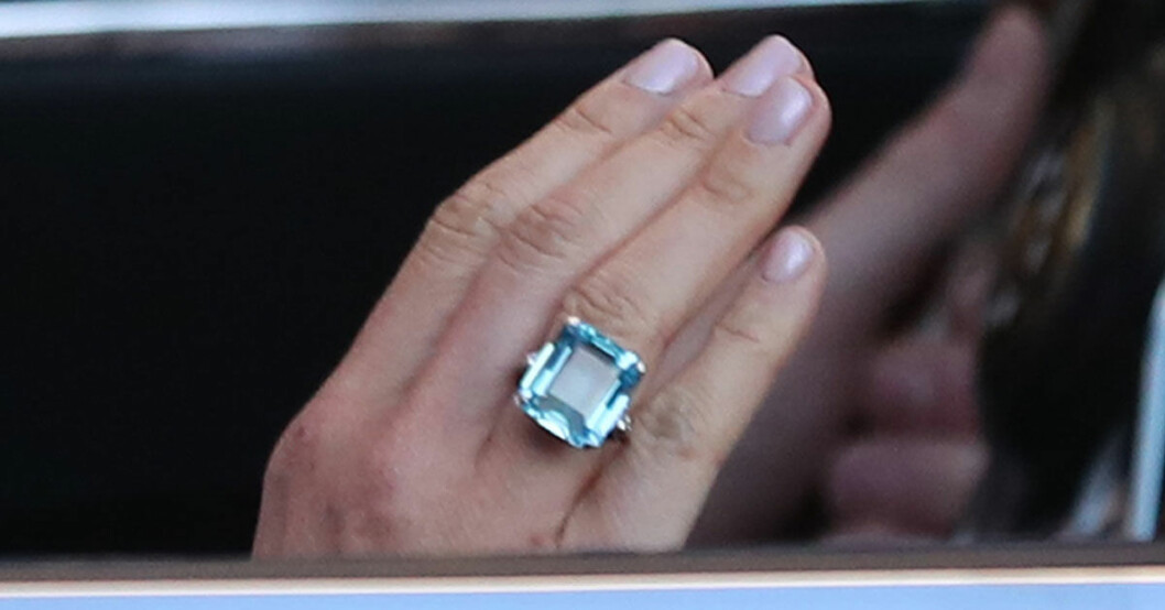 Dianas akvamarinring är helt otrolig, och passar perfekt på Hollywoodhertiginnan Meghan! Ett annat tillfälle då Meghan har burit Dianas smycken.