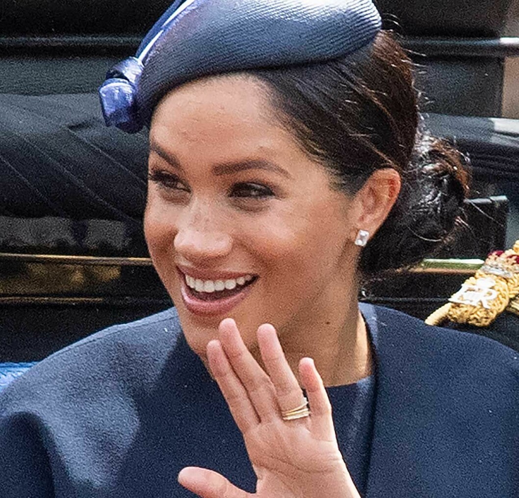 Meghan visar sina ringar under Trooping the Colour Meghan