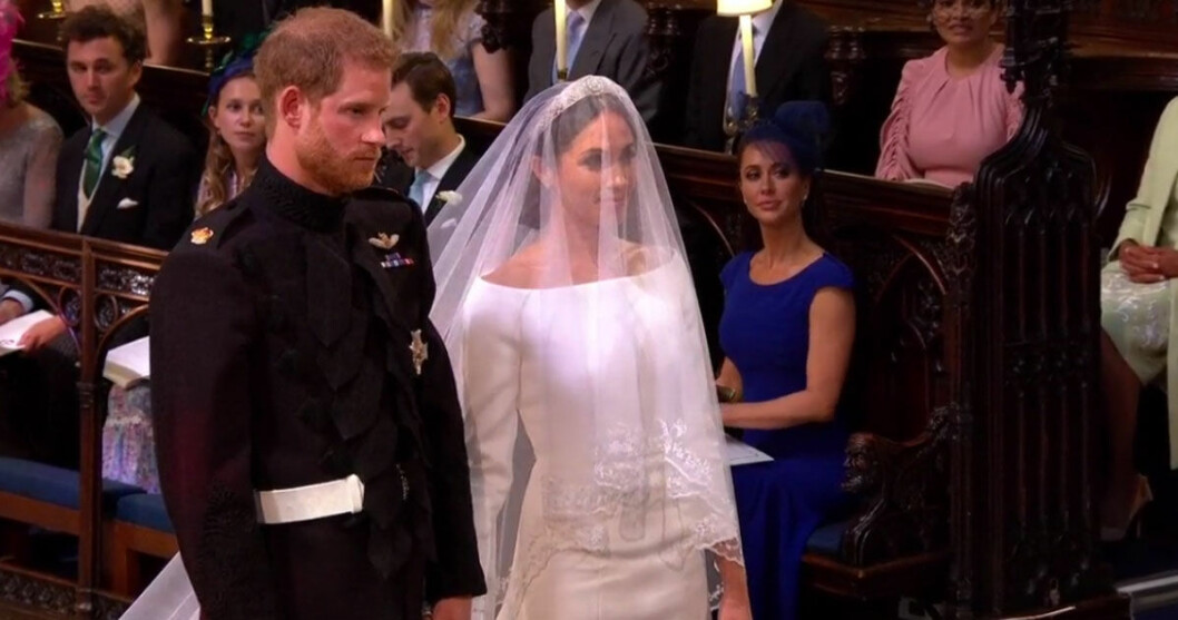 Meghan och prins Harry vid altaret.