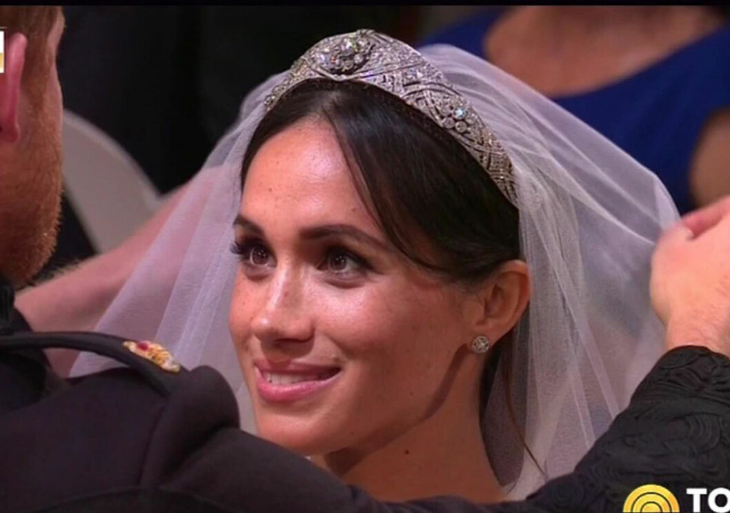 Meghans tiara: Drottning Marys bandå från 1932. Mittendelen är i själva verket en löstagbar brosch. Meghan i sin bröllopstiara