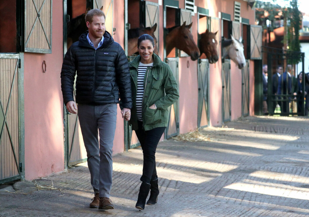 Hertiginnan Meghan i grön jacka från J. Crew. Hertiginnan Meghan i grön jacka
