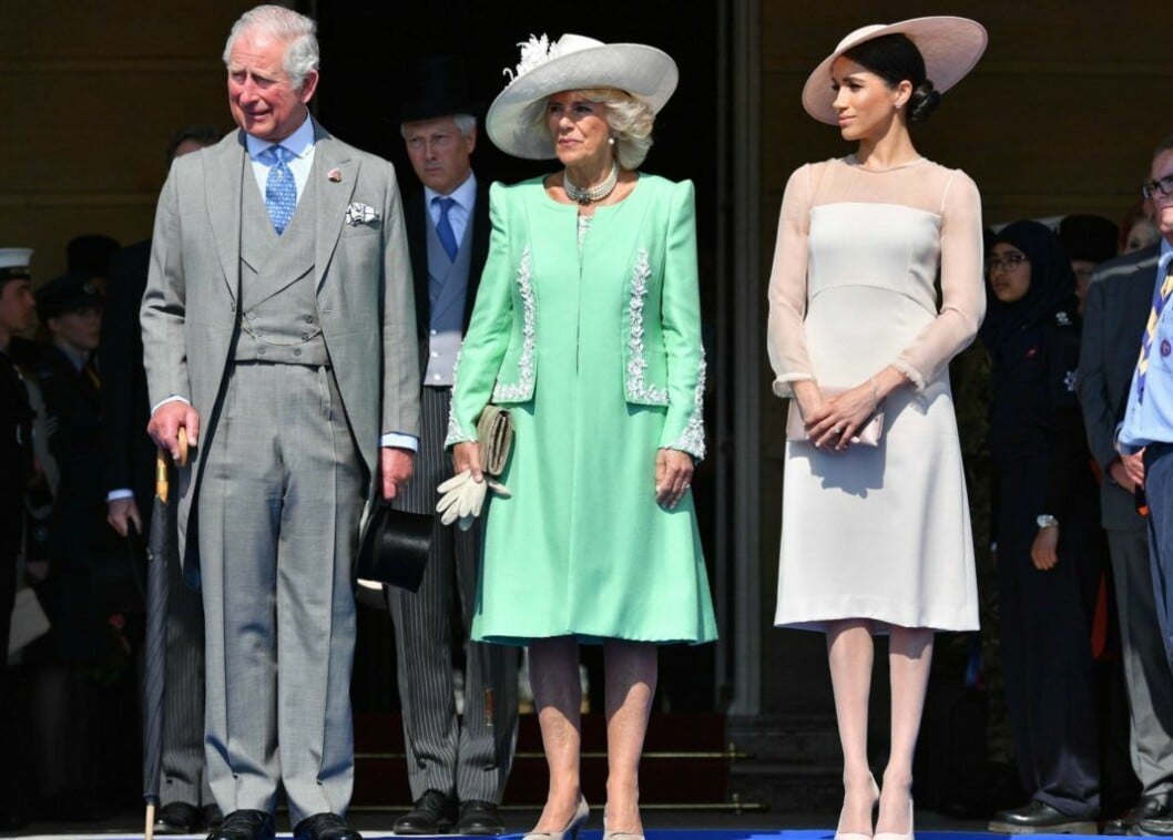 Redo för dagens jättemingel. De kungliga tebjudningarna på Buckingham Palace jättelika gräsmatta är en kunglig klassiker.
