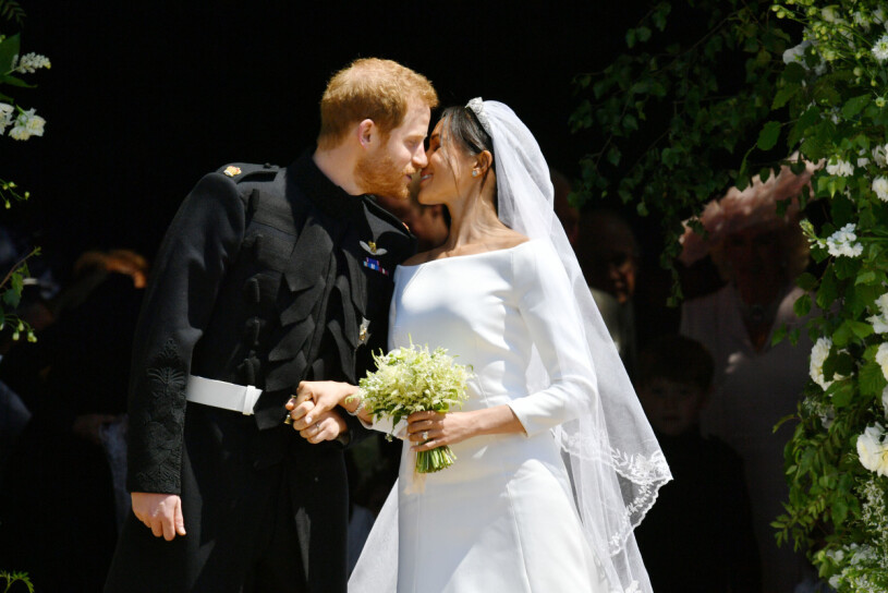 Två år innan sortin – nykära på sin bröllopsdag. Prins Harry och Meghan Markle pussas efter sitt bröllop 2018