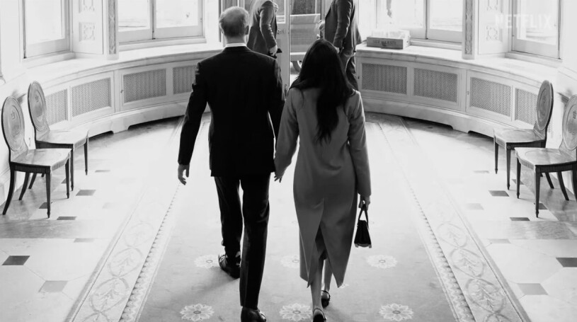 Här lämnar Harry och Meghan Buckingham Palace.