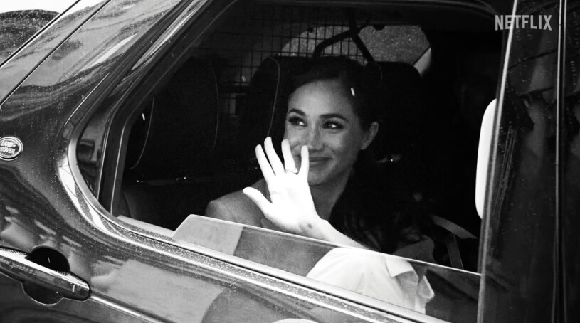 När Meghan Markle blev tillsammans med prins Harry förändrades allt. Meghan Markle sitter i en bil och vinkar ut ur fönstret, en bild från dokumentärserien Harry och Meghan
