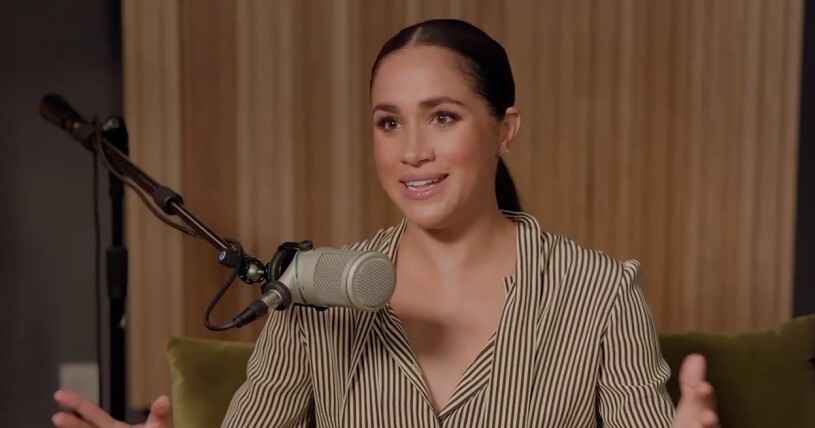 Meghans podcast toppade snabbt listorna. Meghan Markle i en studio framför en mikrofon när hon spelar in sin podcast Archetypes