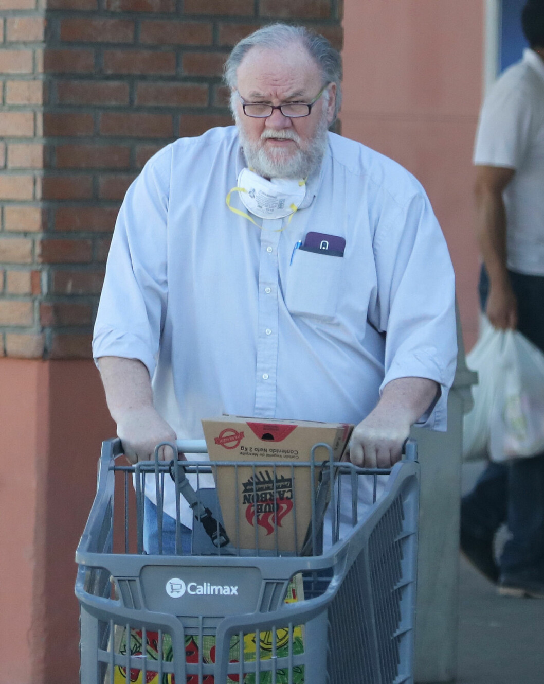 Thomas Markle handlar mat med munskydd. Meghans pappa Thomas Markle