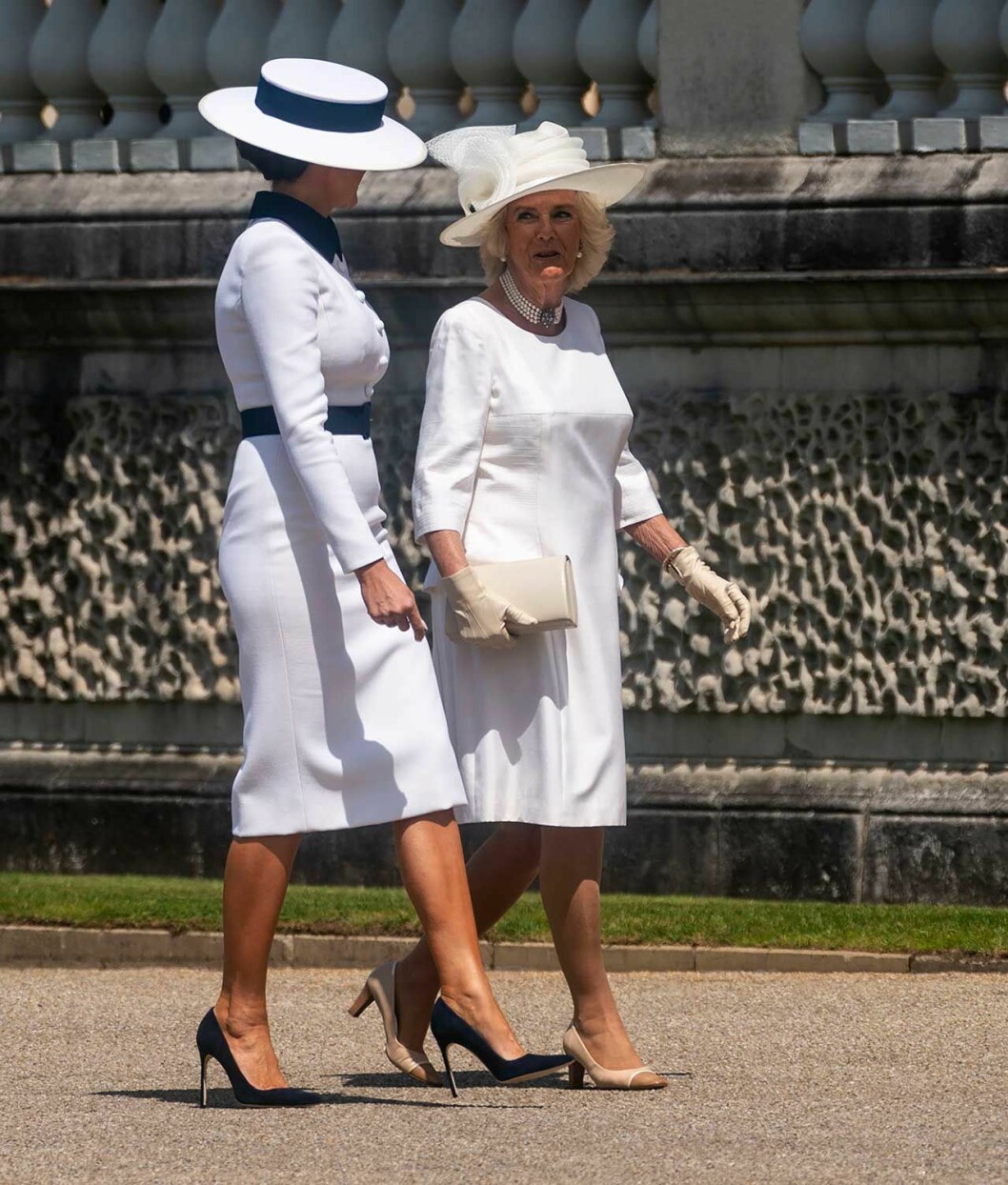 Melania Trump i vitt, under statsbesökets första dag. Ensemblen kommer från Dolce & Gabbana. Melania Trump och Camilla Parker Bowles
