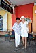 Efter över 40 år på Barbados har Alexandra många vänner. Här Sue Yellin och Alexandra på Sue Walcott krog Waterfront.