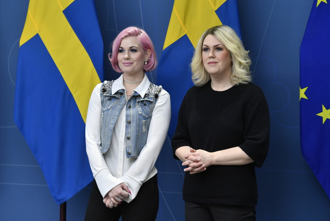 Melinda Jacobs tillsammans med Lena Hallengren på en pressträff.