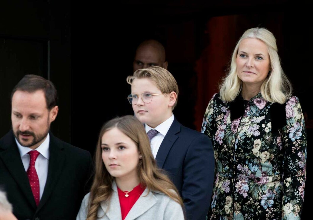 Mette-Marit och familjen vid julgudstjänsten i Holmenkollen. Mette-Marit och familjen vid julgudstjänsten i Holmenkollen.