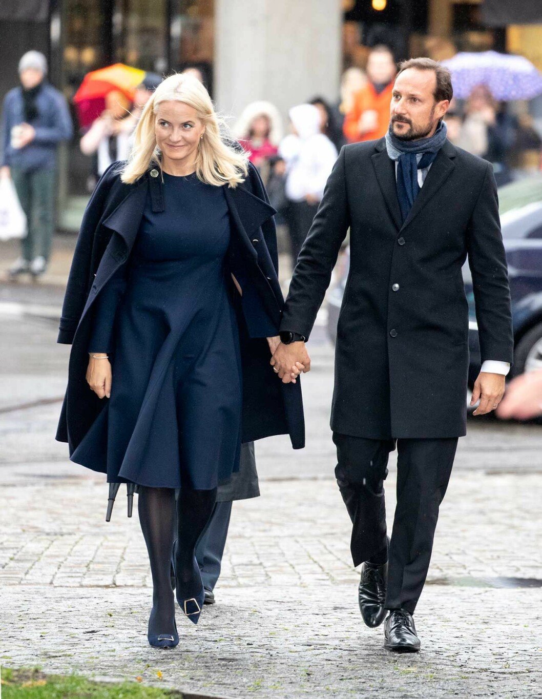 Mette-Marit i klänning från Oscar de la Renta. Credit: UFO No More. Mette-Marit i blå klänning
