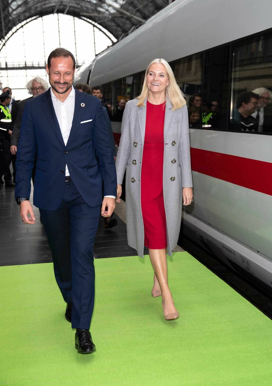 Kronprinsessan Mette-Marit i röd klänning från Dolce & Gabbana. Credit: UFO No More. Mette-Marit