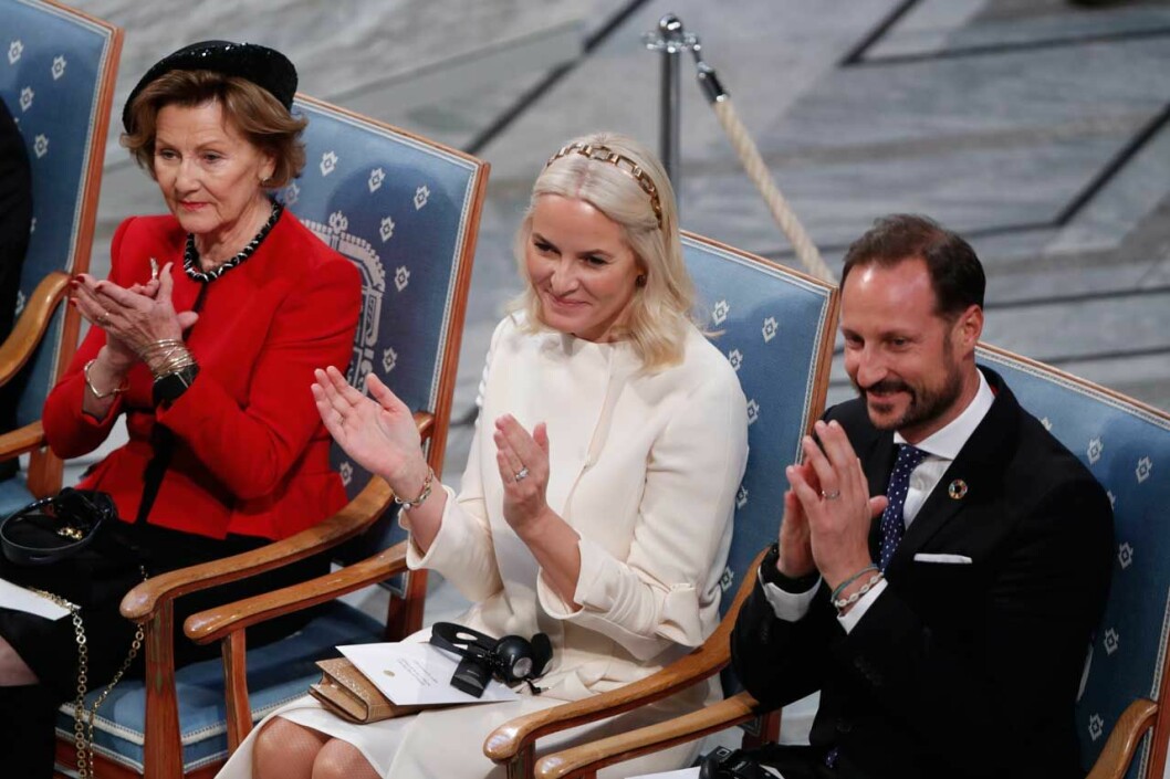 Mette-Marit den 10 december 2019. Sonja, Mette-Marit och Haakon på Nobels fredspris 2019