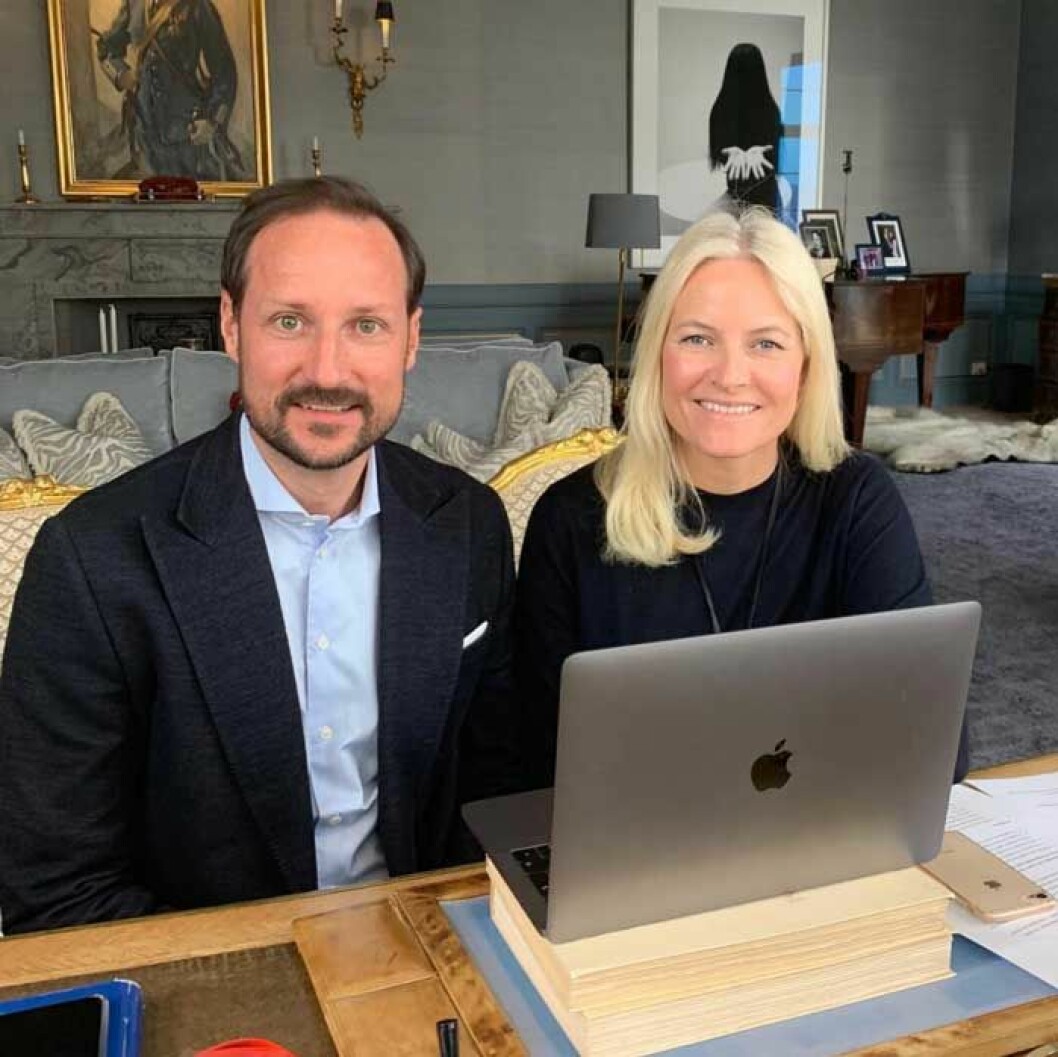 Norska kronprinsparet i sitt hemmakontor! Mette-Marit och Haakon