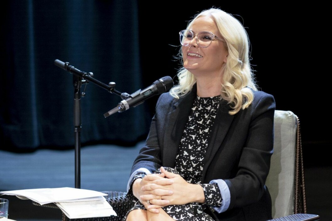 Kronprinsessan Mette-Marit i samtal med Geir Gulliksen, på Oslos bibliotek. Mette-Marit