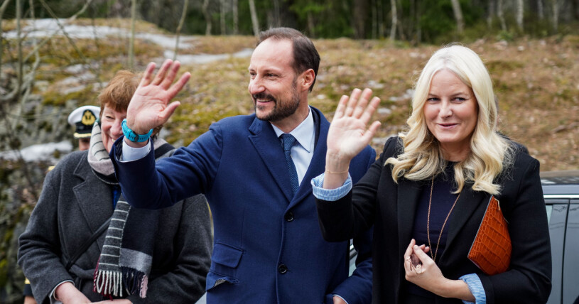 Det går att skymta kedjan runt halsen!