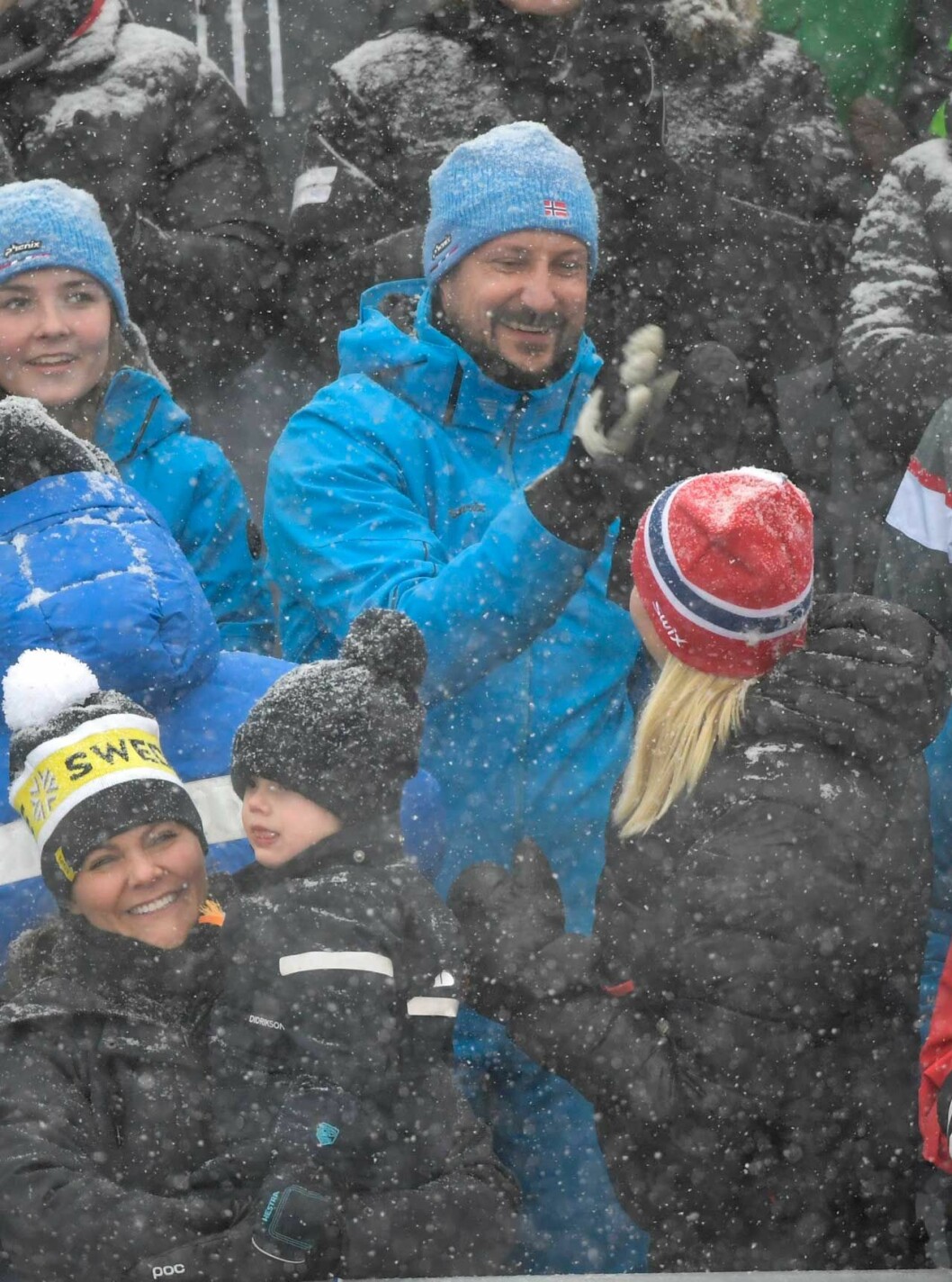 “High five”! Mette-Marit och Haakon delar glädjen efter Norges framgångar. "High five"! Mette-Marit och Haakon delar glädjen efter Norges framgångar.