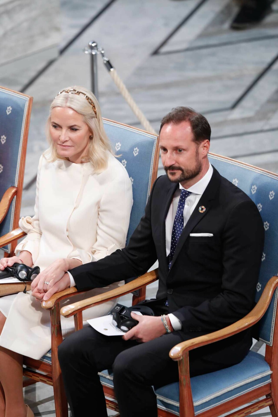 Mette-Marit och Haakon håller varandras händer. Matte-Marit och Haakon