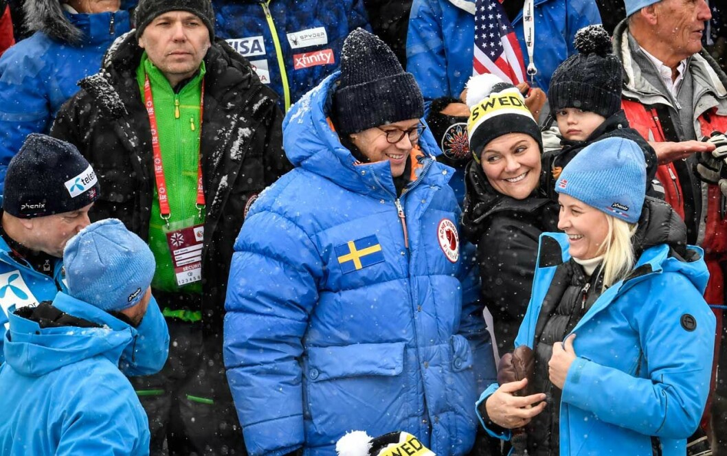 Haakon får som vanligt Mette-Marit att skratta varmt. Haakon får som vanligt Mette-Marit att skratta varmt.