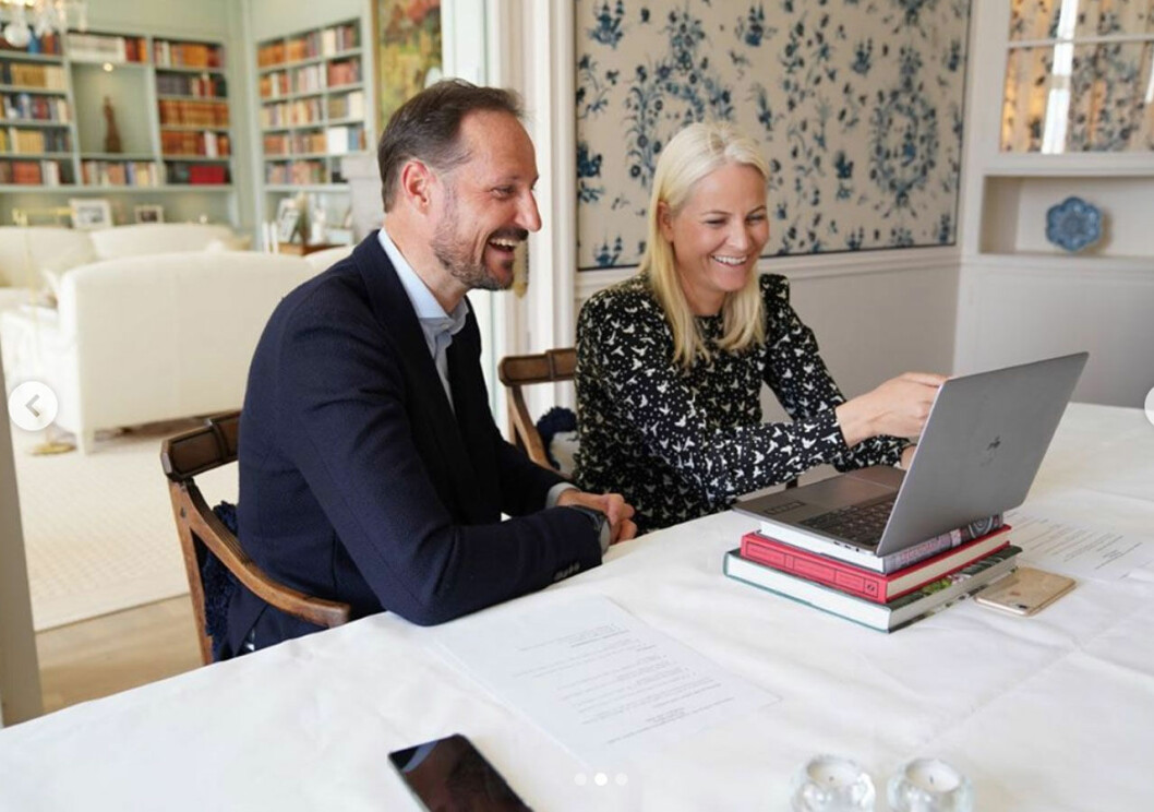 Ja, Mette-Marit och Haakon sitter faktiskt vid sitt köksbord! Missa inte heller kökstapeterna. Mette-Marit och Haakon har videomöte med kronprinsessan Victoria och prins Daniel