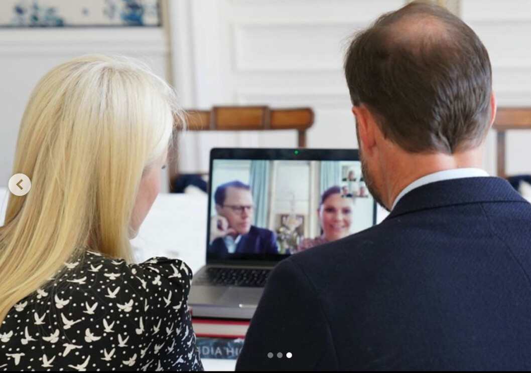 Ett videomöte på kunglig toppnivå. Mette-Marit och Haakon har videomöte med kronprinsessan Victoria och prins Daniel