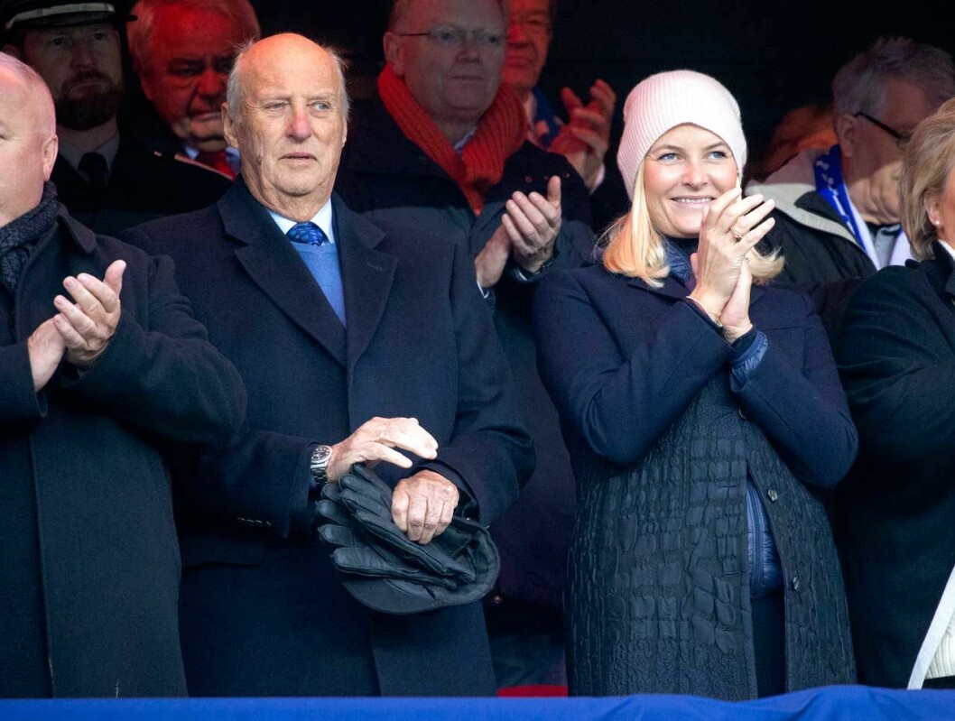 Kronprinsessan Mette-Marit i rosa kashmirmössa. Mette-Marit
