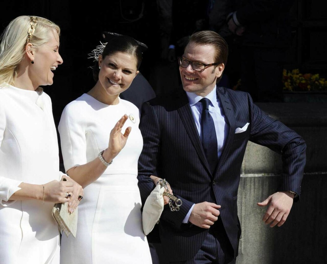 Prins Daniel och kronprinsessan Mette-Marit skojar ofta friskt med varandra. Prins Daniel och kronprinsessan Mette-Marit skojar ofta friskt med varandra.