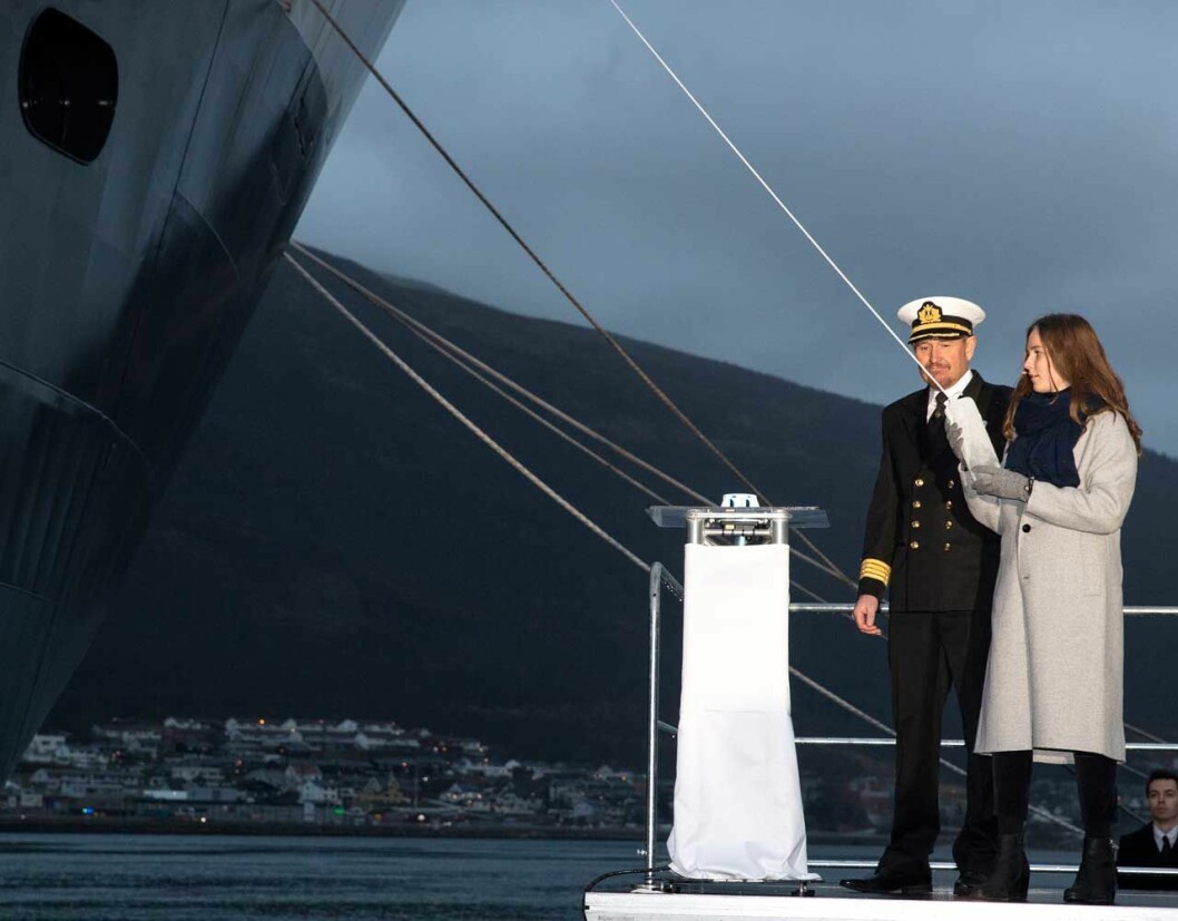Dojnk! Prinsessan klarade isdopet i Tromsö med glans. Prinsessan Ingrid Alexandra döper forskningsfartyget Kronprins Haakon vid en ceremoni i Tromsö.