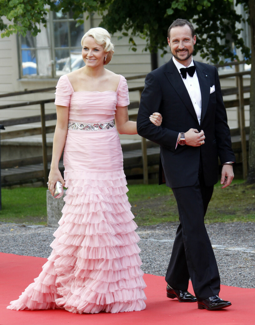 Mette-Marit fann sig alltmer tillrätta i rollen som kronprinsessa – inte minst stilmässigt. Här är paret på regeringsmiddag i samband med Victorias och Daniels bröllop.