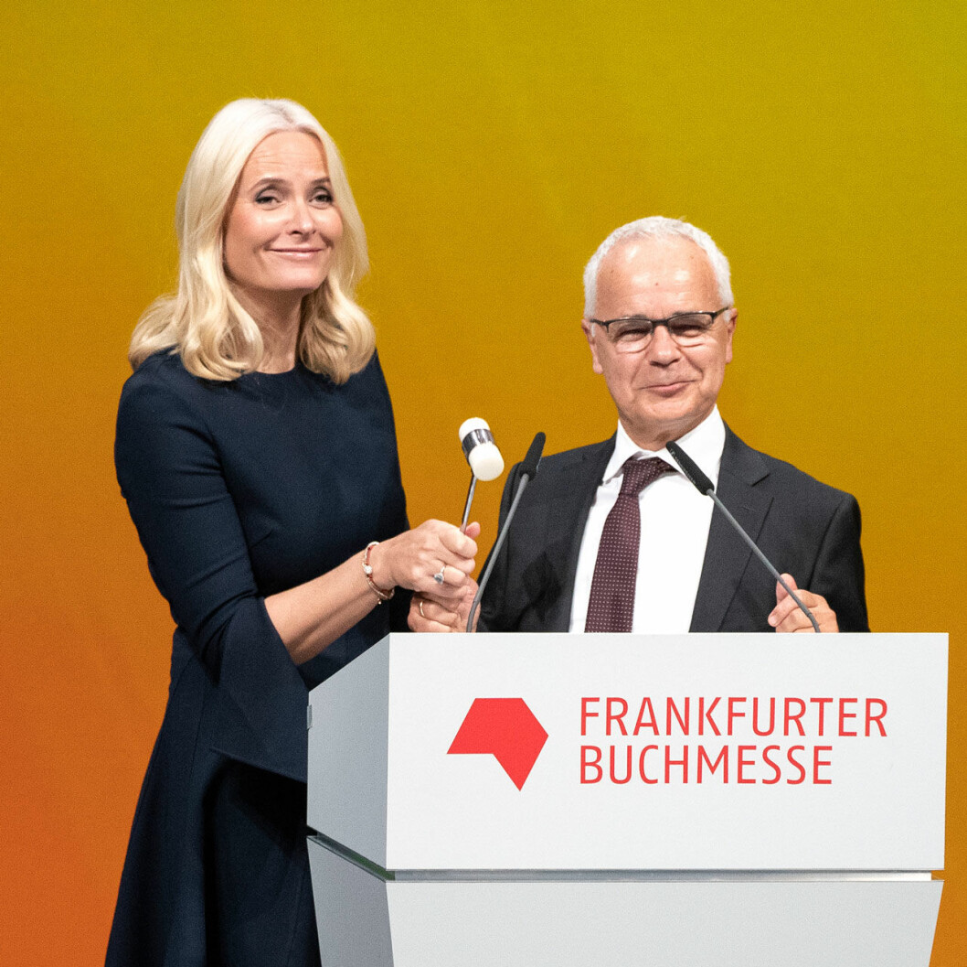 Kronprinsessan Mette-Marit fick äran att öppna hela bokmässan. Kronprinsessan Mette-Marit öppnar bokmässan i Frankfurt 2019.