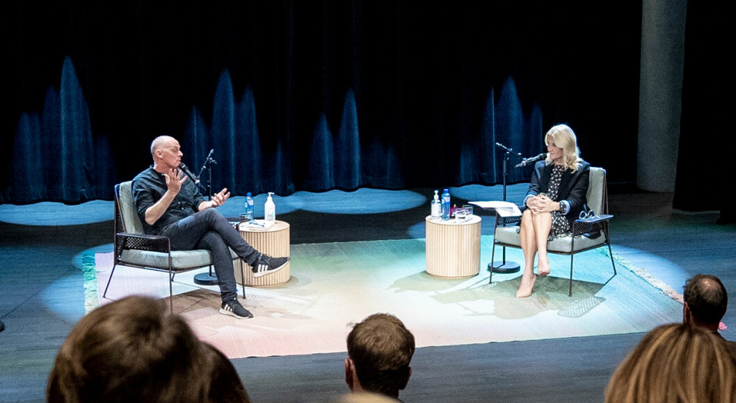 Mette-Marit på scenen med den norska författaren Geir Gulliksen. Kronprinsessan Mette-Marit