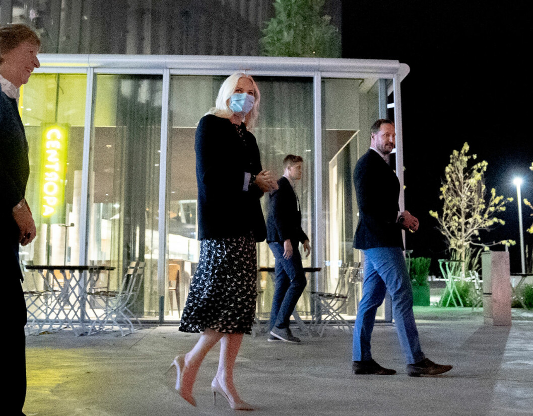 Coronapandemin – och Mette-Marits obotliga lungsjukdom – kastade sin skugga över Mette-Marits uppdrag i går kväll. Kronprinsessan Mette-Marit i munskydd