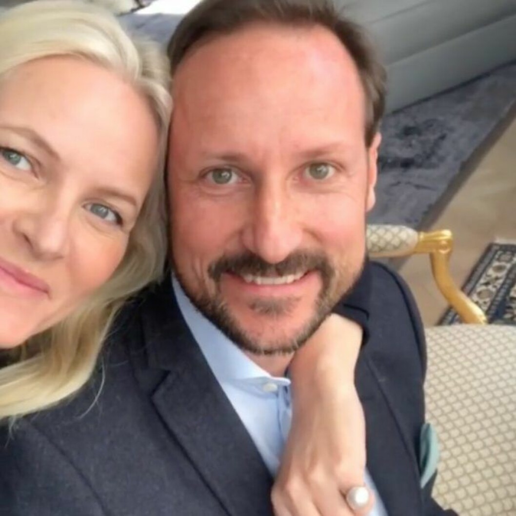 En selfie med maken. Kronprins Haakon och kronprinsessan Mette-Marit