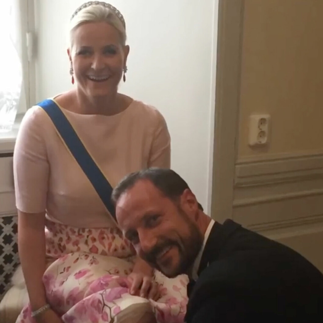 19 år senare. Att kärleken håller i sig är mer än tydligt på Mette-Marits bilder. Kronprins Haakon och kronprinsessan Mette-Marit