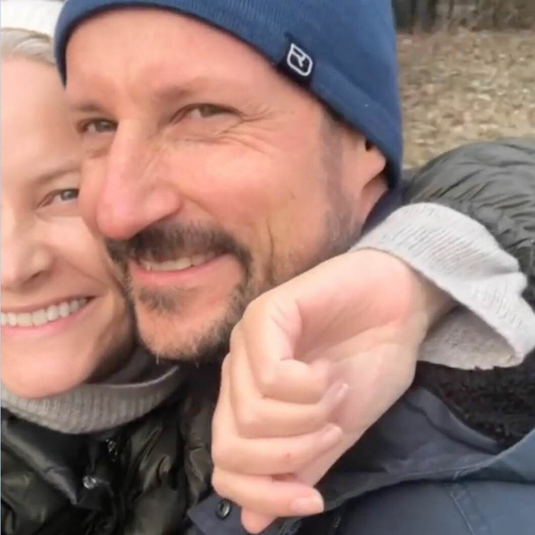 En norsk klem (kram) till. Kronprins Haakon och kronprinsessan Mette-Marit
