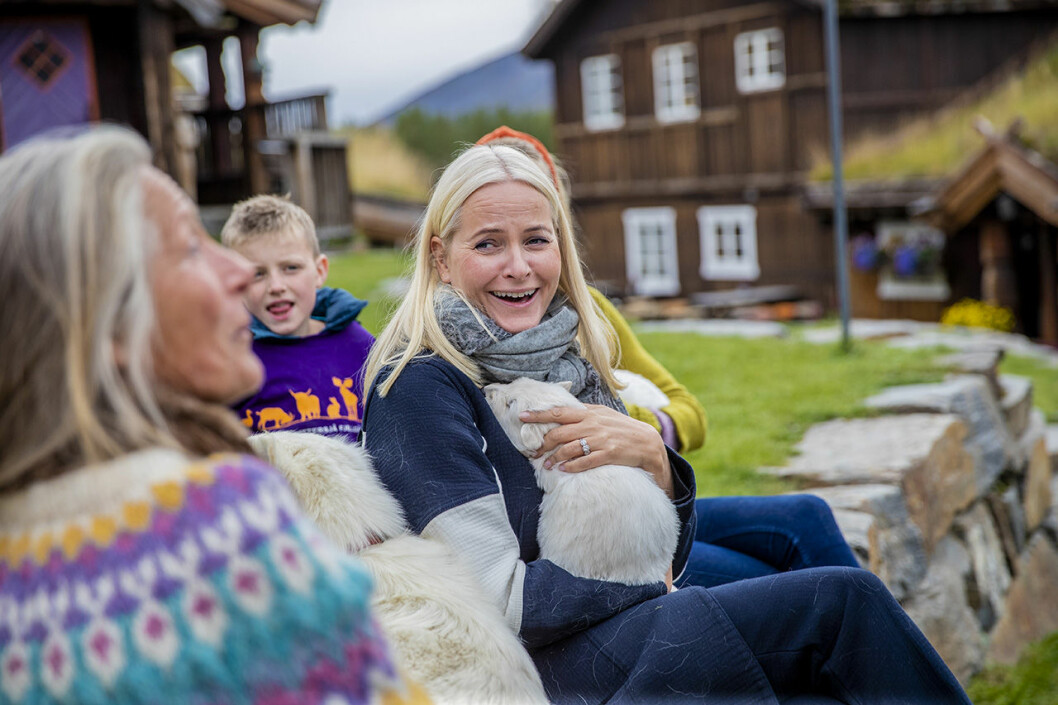 Vilken lycka att få gosa med små fluffiga hundvalpar! Mette-Marit