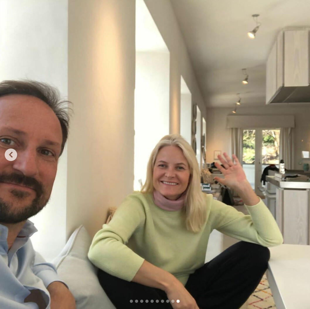 Mette-Marit och Haakon hemma i jätteköket. Mette-Marit och Haakon i köket på Skaugum. En bild från kronprinsessan Mette-Marits instagram.