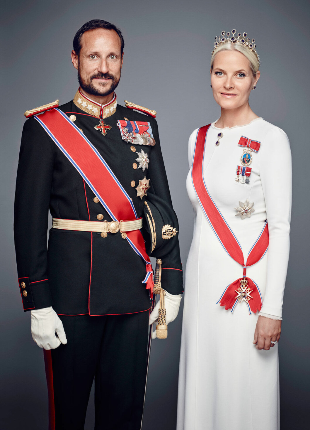 Mette-Marits sjukdom lungfibros ger ärrbildning mellan lungblåsorna, och kan orsaka andfåddhet och återkommande lunginfektioner. Kronprinsessan Mette-Marit och kronprins Haakon.