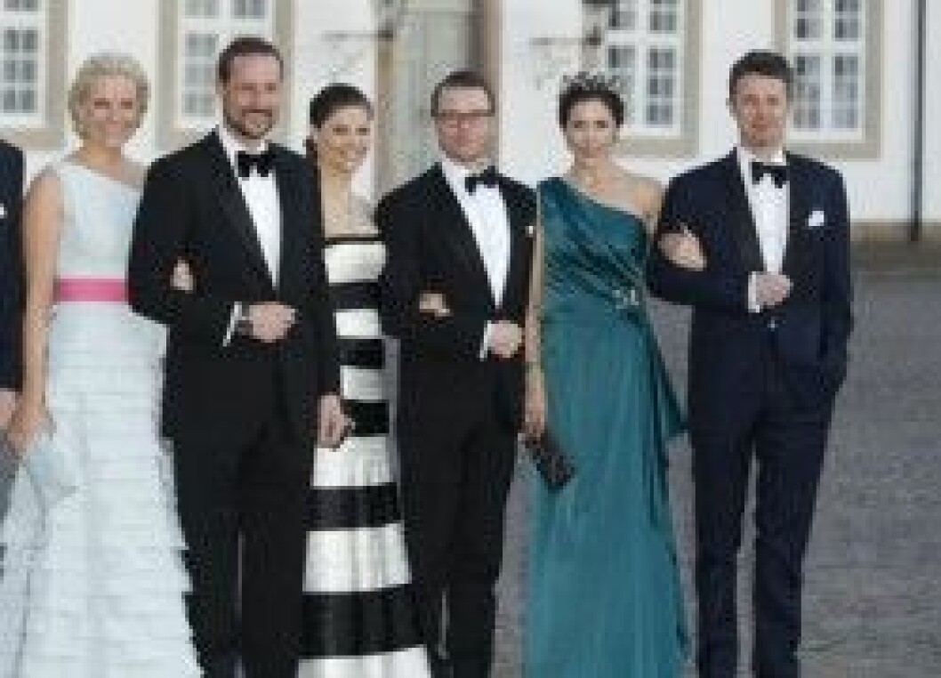 Kronprinsparen Mette-Marit och Haakon samt Frederik och Mary kommer också på festen. Kronprinsparen Mette-Marit och Haakon samt Frederik och Mary kommer också på festen.